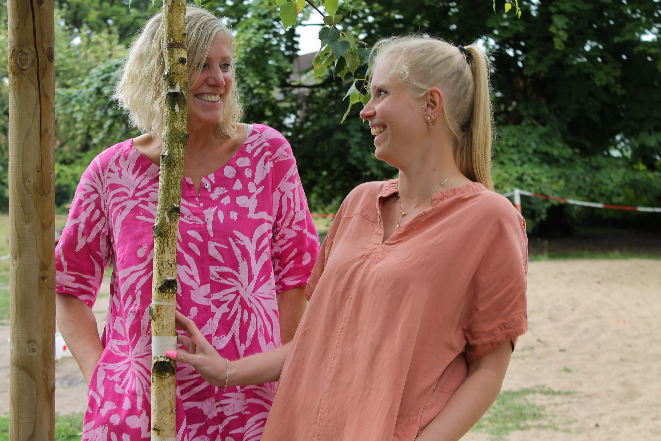 Angela und Vanessa lachen im Garten
