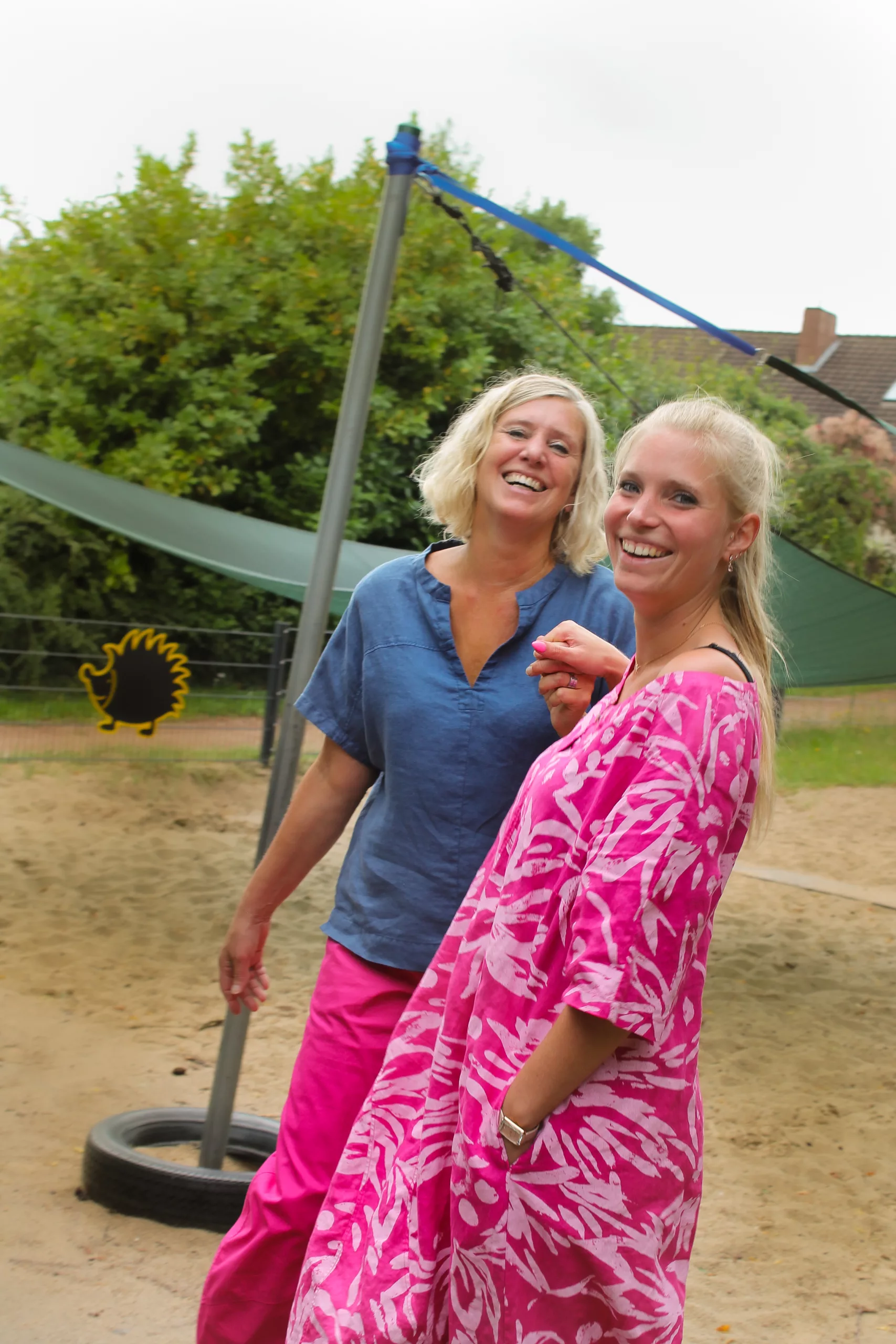 Angela und Vanessa auf dem Spielplatz