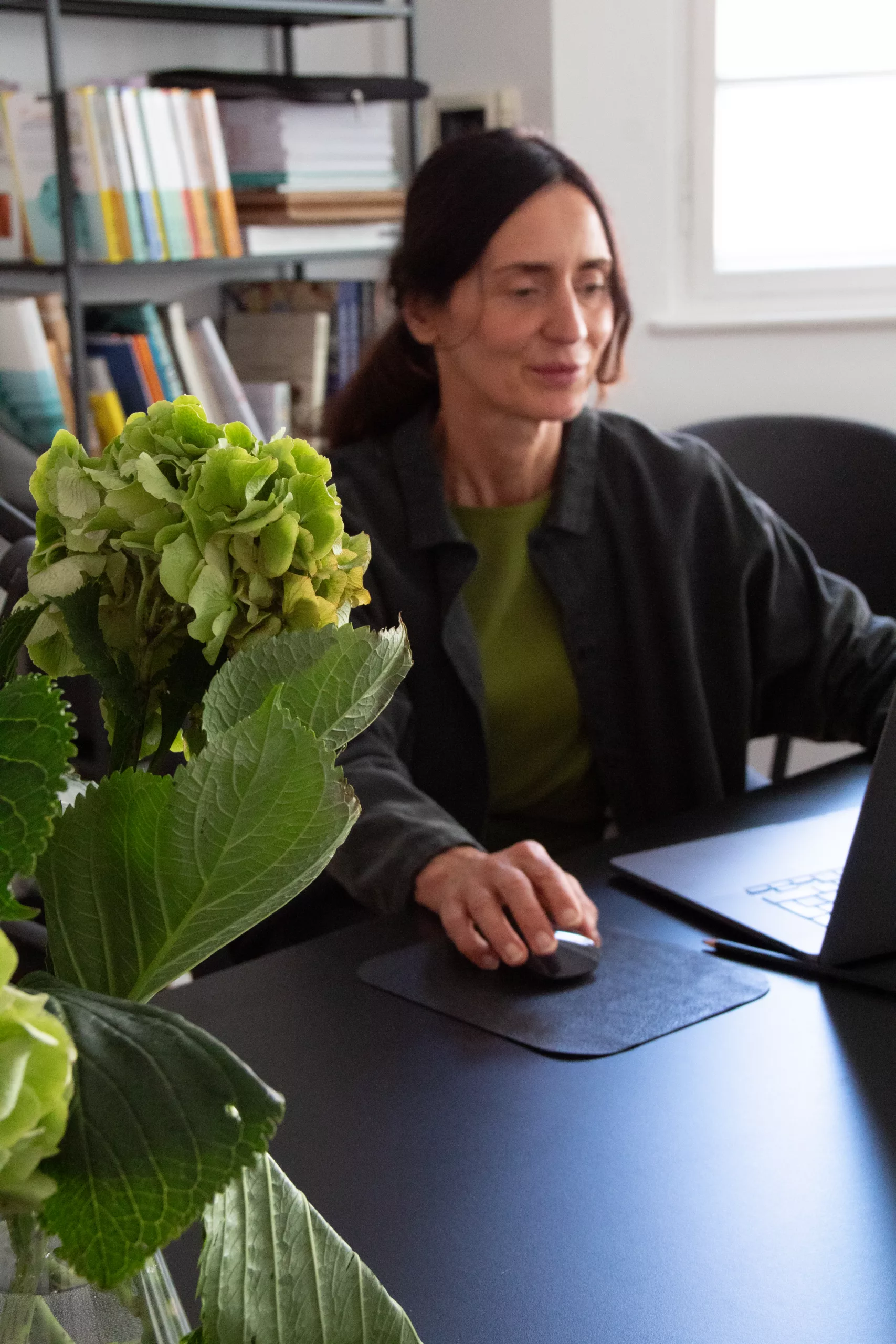 Iris am Schreibtisch in ihrer Werbeagentur