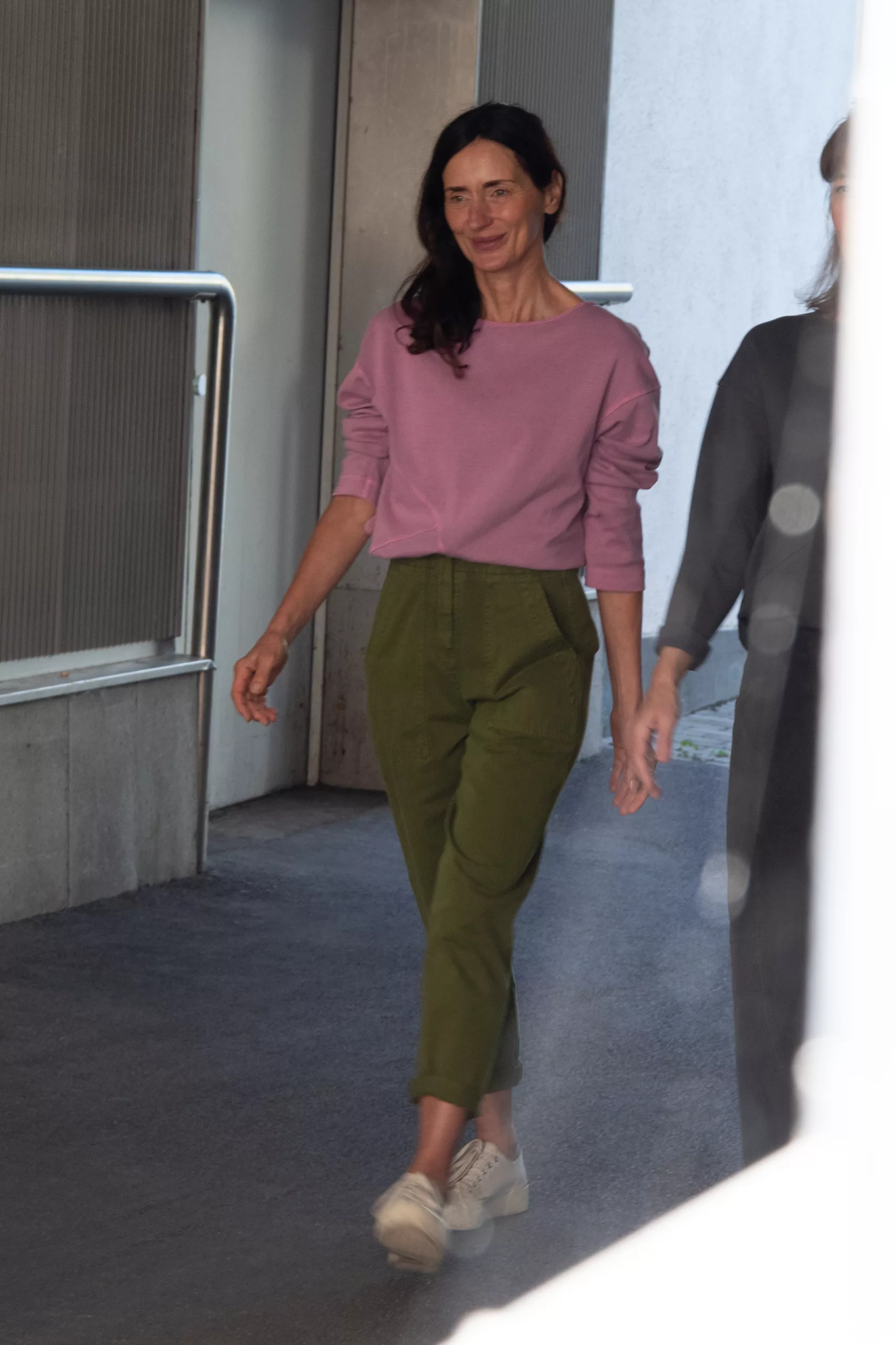 Iris in rosa Pullover und olivgrüner Hose