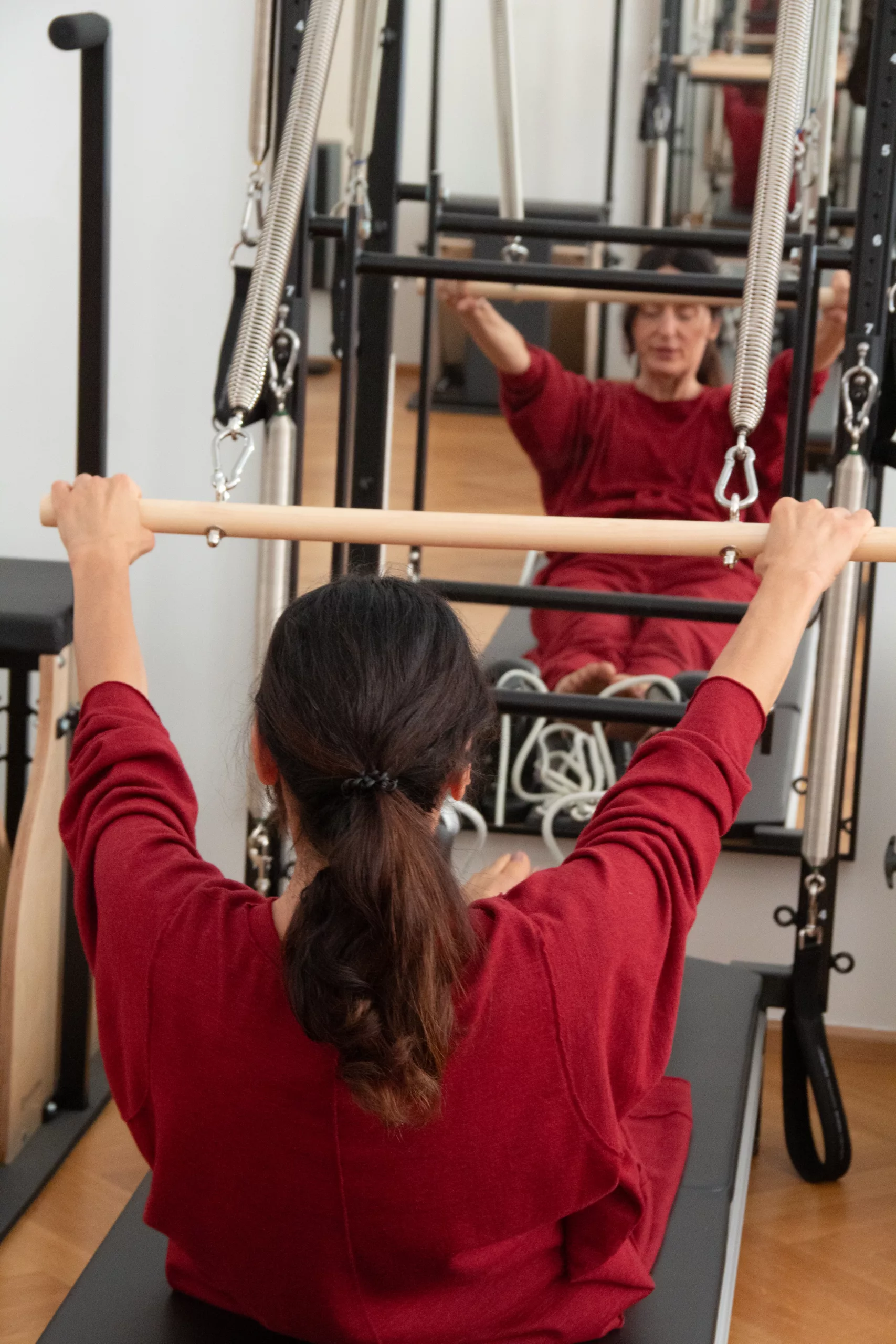 Iris von hinten bei einer Übung mit der Stange auf dem Reformer