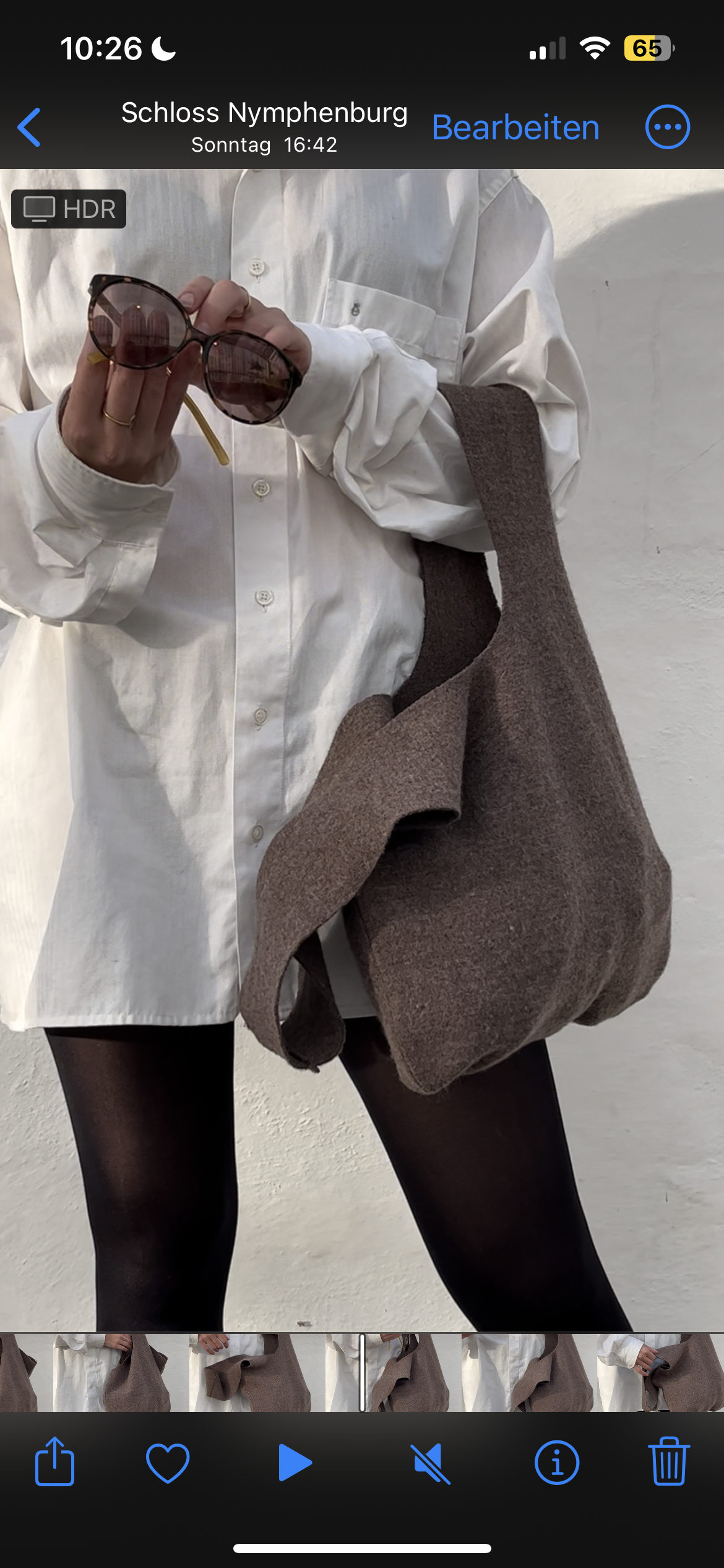 Braune Knot Bag über der Schulter zu weißem Hemd