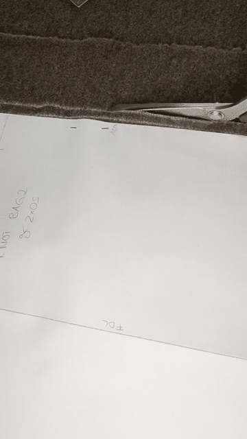 Der Stoff wird entlang des Papierschnitts ausgeschnitten