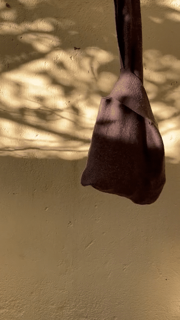 Fertige braune Knot Bag hängt im Sonnenlicht