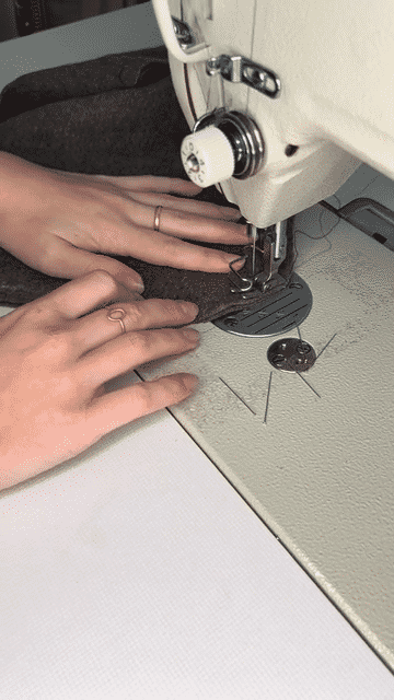 Die Knot Bag wird an der Nähmaschine genäht