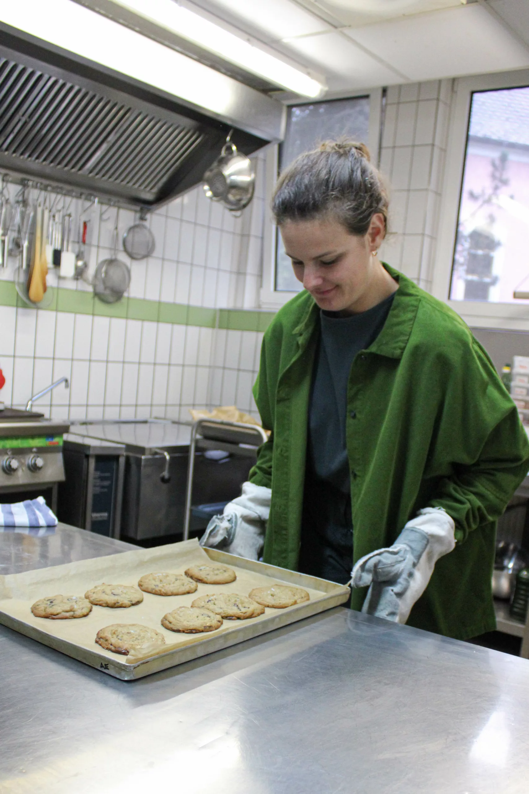 Julia mit einem Blech frisch gebackener Cookies