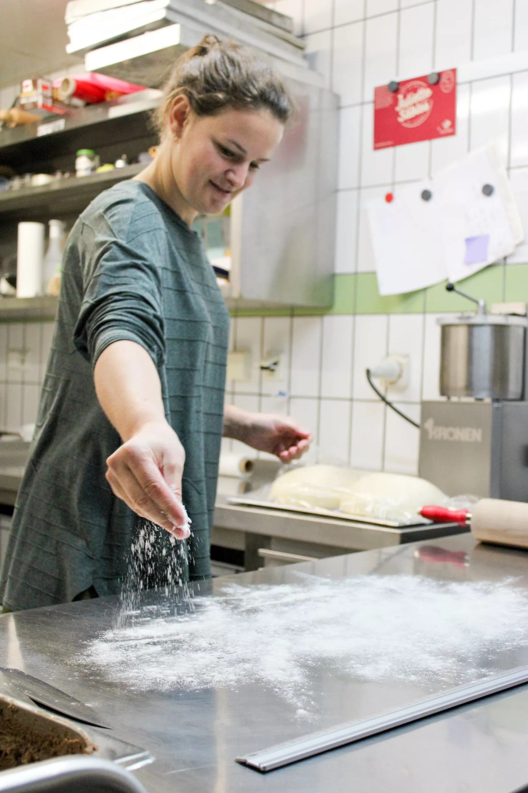 Julia streut Mehl auf die Arbeitsfläche