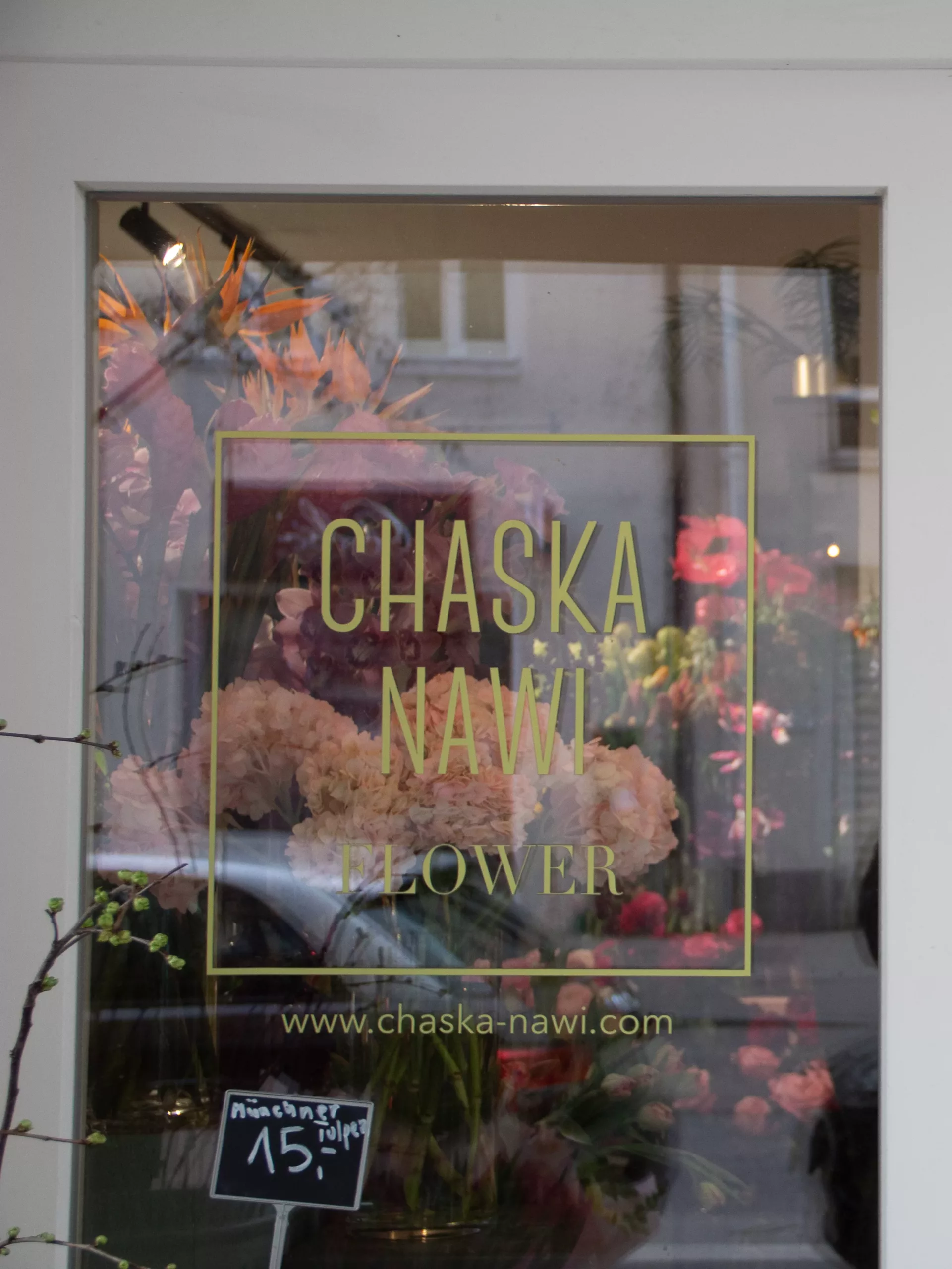 Schaufenster mit dem Schriftzug Chaska Nawi Flower
