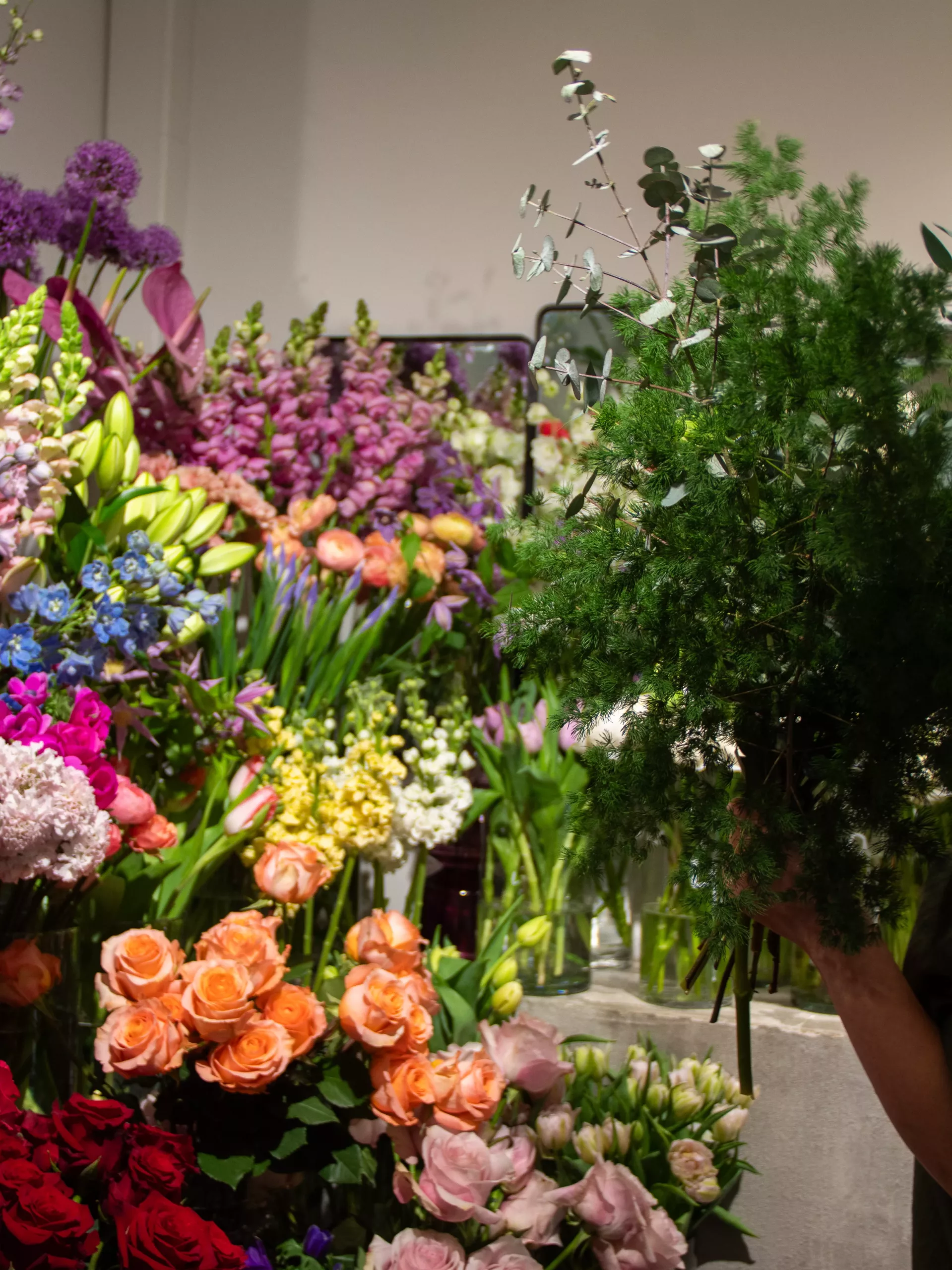 Fülle bunter Blumen: Rosen, Flieder und Levkojen