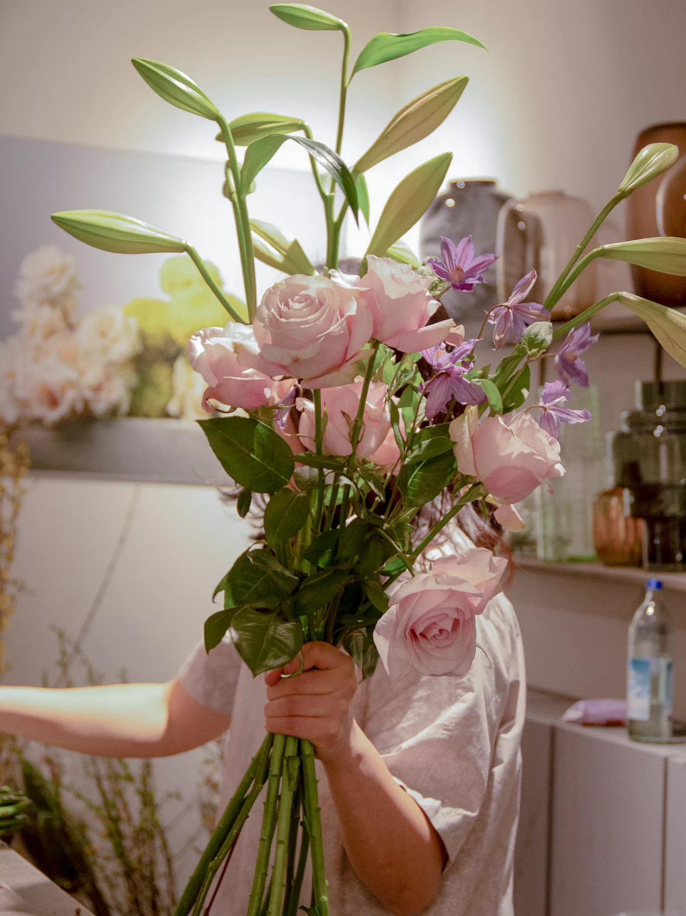 Großer Strauß mit rosa Rosen und Lilien