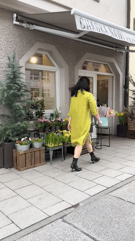 Ji geht vor ihrem Blumenladen Chaska Nawi entlang