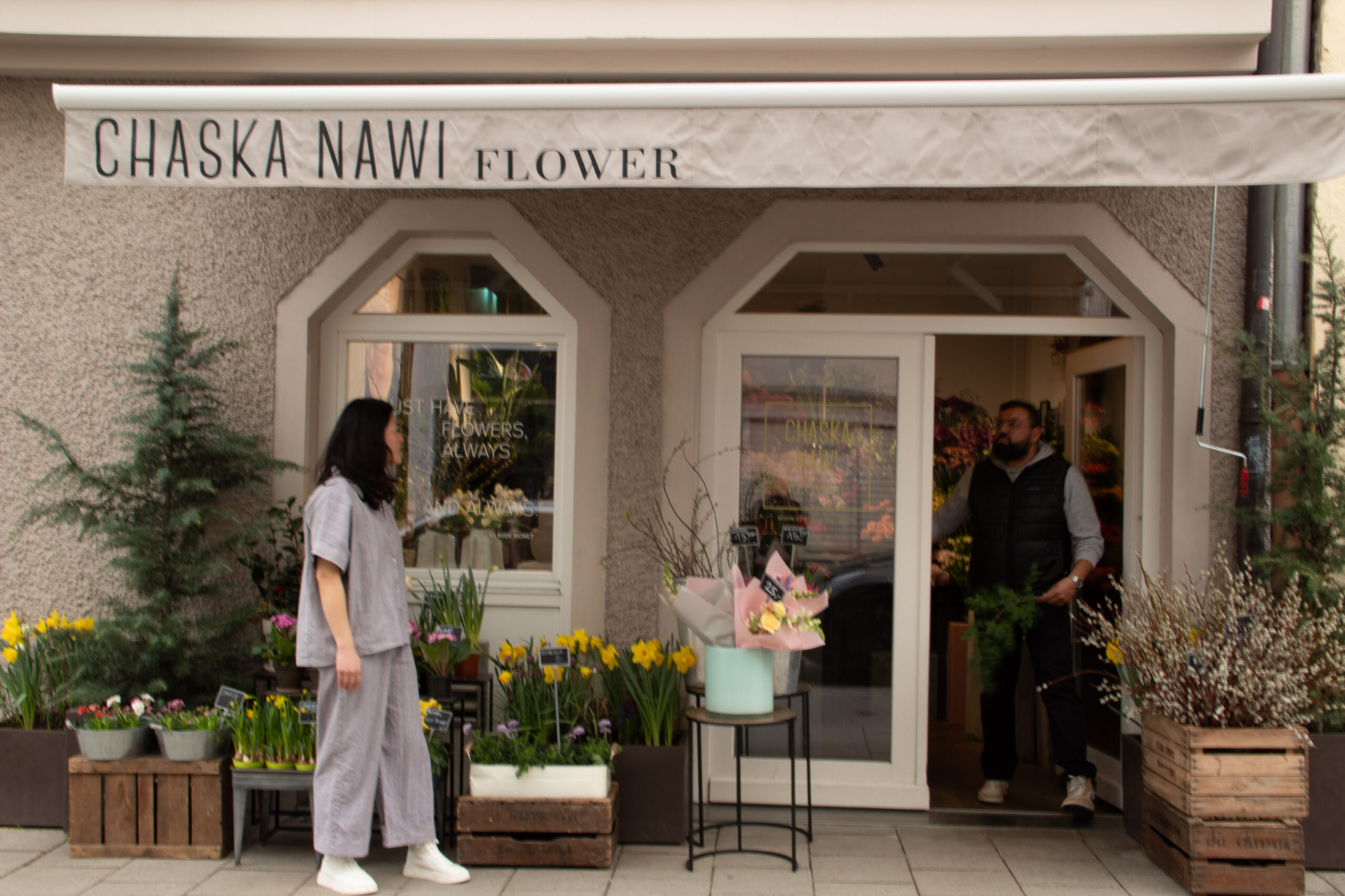 Ladenfront von Chaska Nawi Flower mit Ji vor dem Eingang