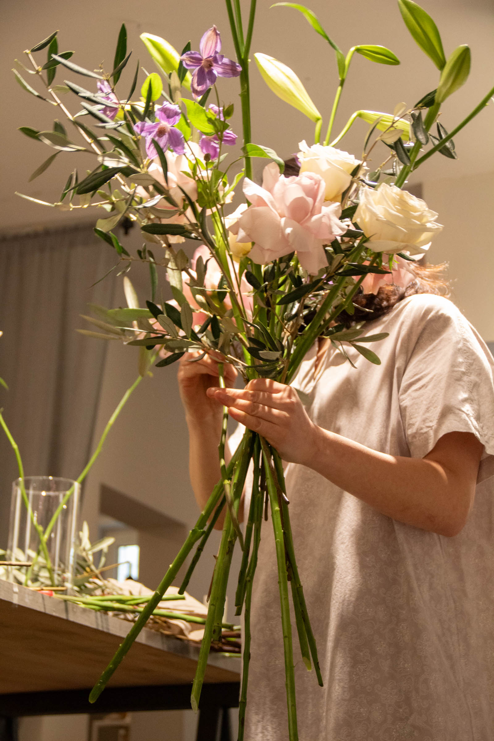 Fertiger Strauß mit Rosen und Lilien