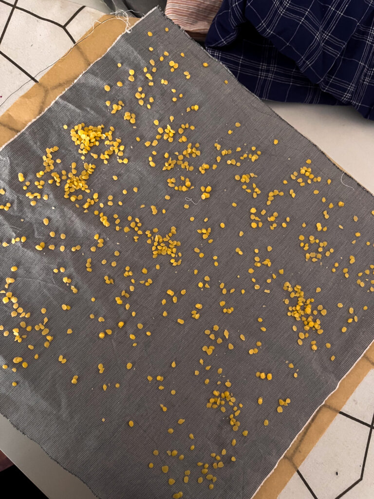 Bienenwachs-Pastillen auf dem Stoff verteilt