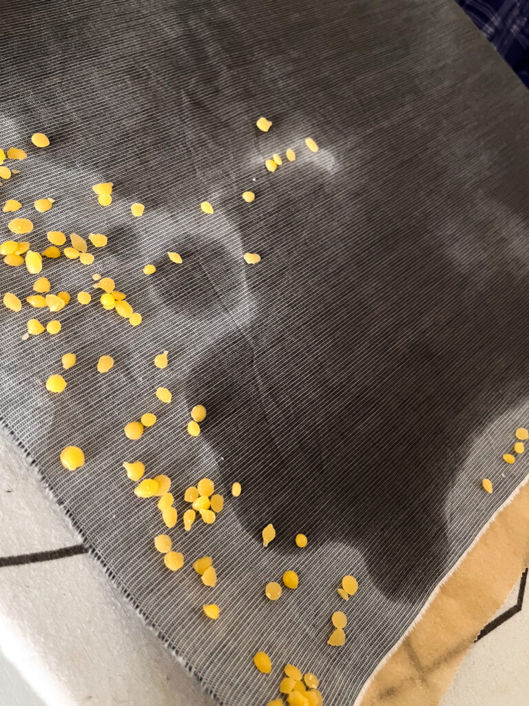 Geschmolzenes Wachs zieht in den Stoff ein