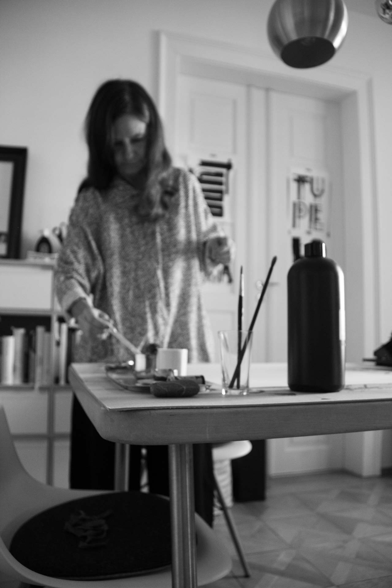 Petra arbeitet am Tisch in ihrem Atelier