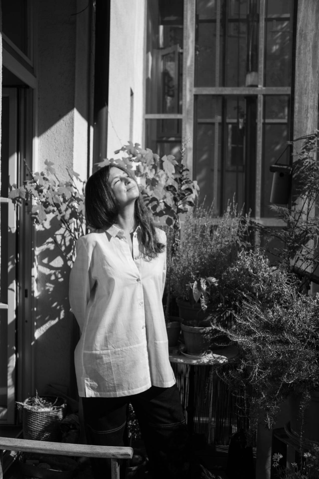 Petra auf dem Balkon zwischen Pflanzen