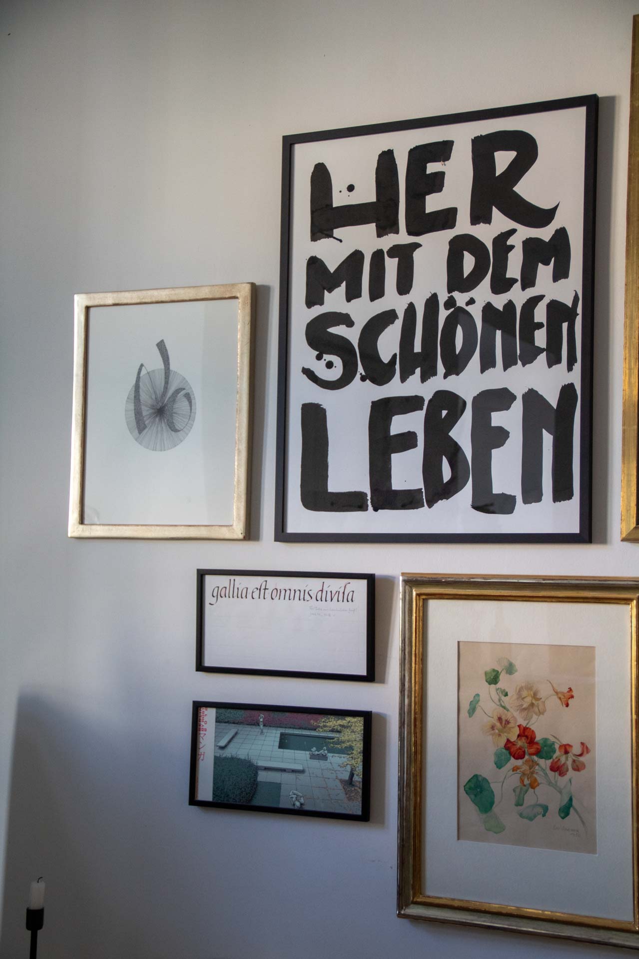 Gerahmtes Schriftbild Her mit dem schönen Leben zwischen anderen Bildern