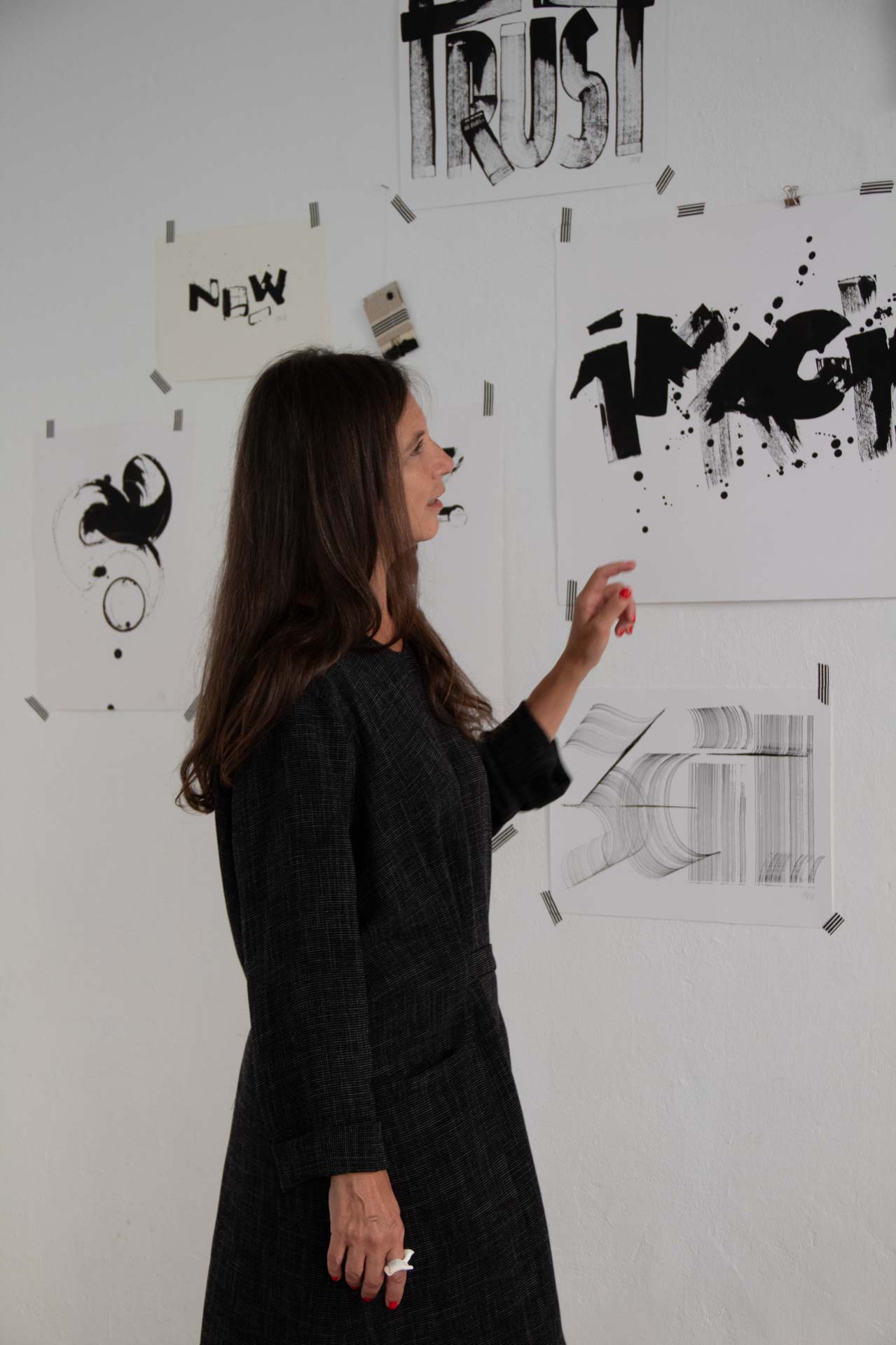 Petra vor einer Wand voller Kalligrafien