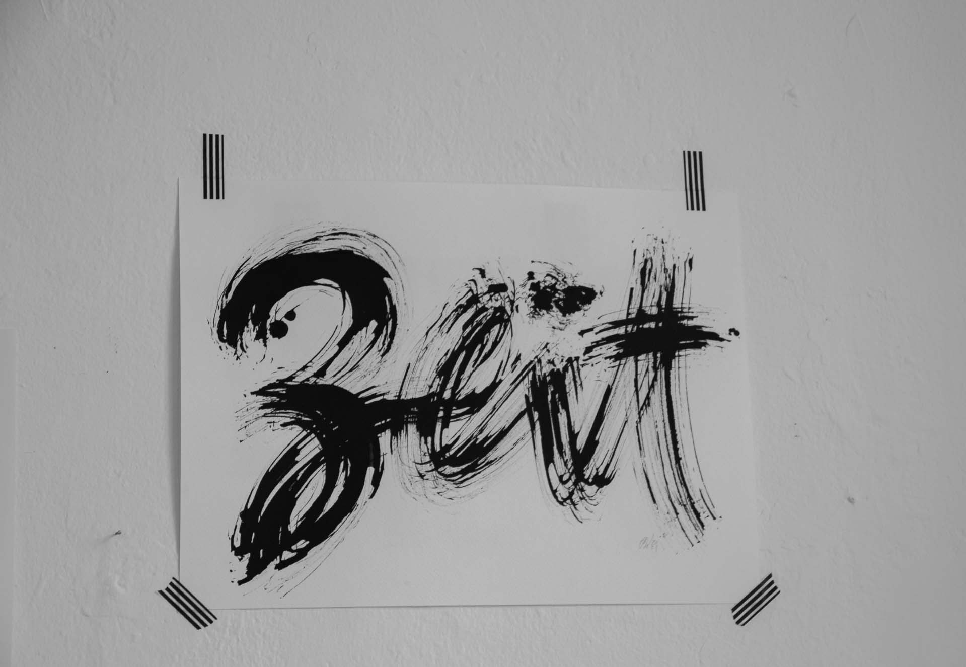 Kalligrafie des Wortes Zeit, an die Wand geklebt