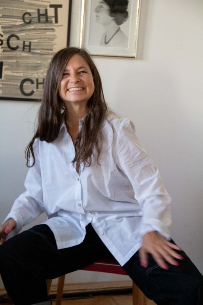 Petra lacht in weißer Bluse