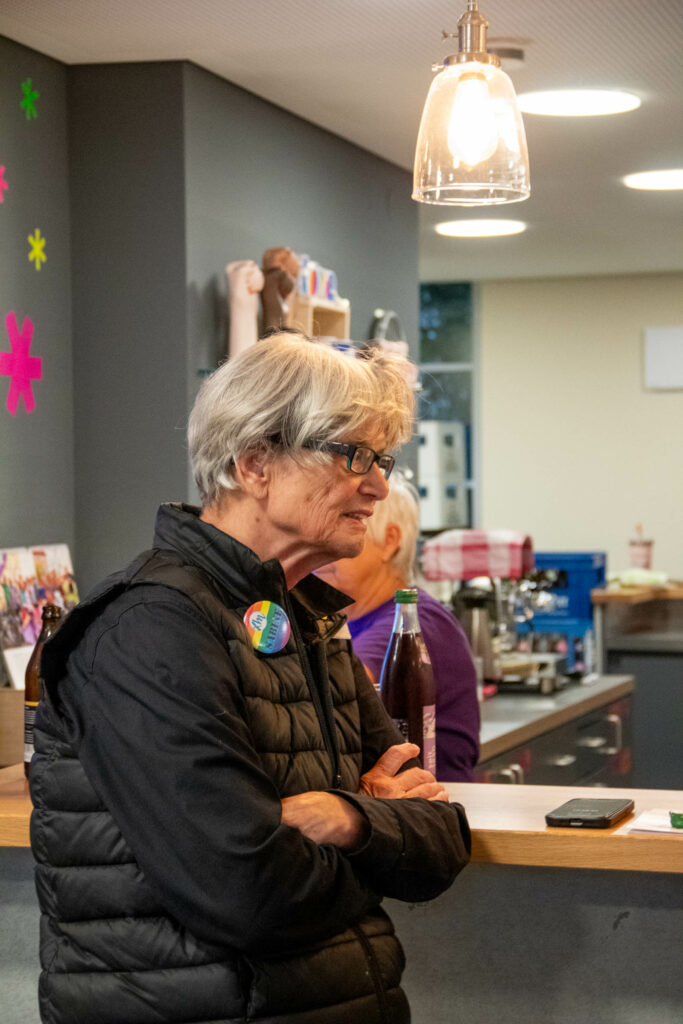 Frau mit Brille an der Bar